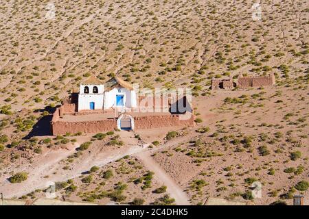 Église d'une petite ville appelée Machuca, dans l'Altiplano chilien, désert d'Atacama, Chili, Amérique du Sud Banque D'Images