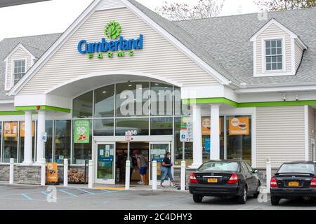 MIDDLETOWN, NY, ÉTATS-UNIS - 04 mai 2020: Middletown, NY / États-Unis - 05/04/2020: Cumberland Farms magasin extérieur pendant la journée avec les clients portant Banque D'Images