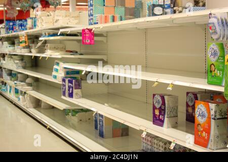 MIDDLETOWN, NY, ÉTATS-UNIS - 04 mai 2020: Middletown, NY - 05/04/2020: Les étagères sont encore vides à Price Chopper en raison de panique achat et de harding d Banque D'Images