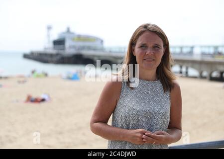 Chef de Bournemouth, Christchurch et Poole Council Vikki Slade près de Bournemouth Pier. Trois hommes ont été poignardé dans un centre de villégiature populaire après qu'un incident majeur ait été déclaré lorsque des milliers de personnes qui cherchent un soleil se sont enferrées sur les plages au milieu de la vague de chaleur. Banque D'Images