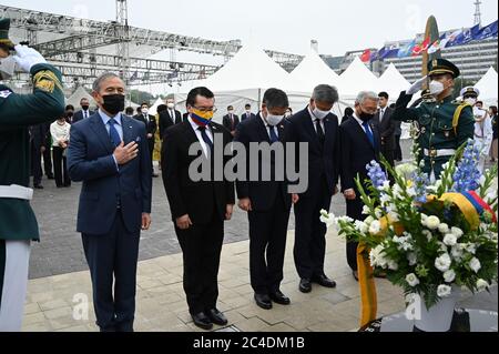Séoul, Corée du Sud. 26 juin 2020. L'ambassadeur des États-Unis Harry Harris (l.), l'ambassadeur colombien Juan Caiza (2e de l.), le ministre sud-coréen de la Défense Jeong Kyeong-doo (3e de l.) et d'autres ont déposé des fleurs pour honorer les contributions de la Colombie en temps de guerre au Mémorial de la guerre de Corée, le vendredi 26 juin 2020. Photo de Thomas Maresca crédit: UPI/Alay Live News Banque D'Images