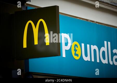 McDonalds et Poundland sur Bradshawgate dans le centre-ville de Leigh, dans le grand Manchester Banque D'Images