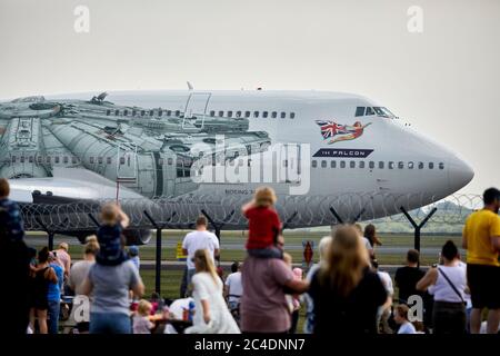 De grandes foules au parc d'observation de l'aviation de l'aéroport de Manchester pour voir Virgin Atlantics 747-400 Flacon dans Star Wars Livery départ pour stockage à long terme. Banque D'Images