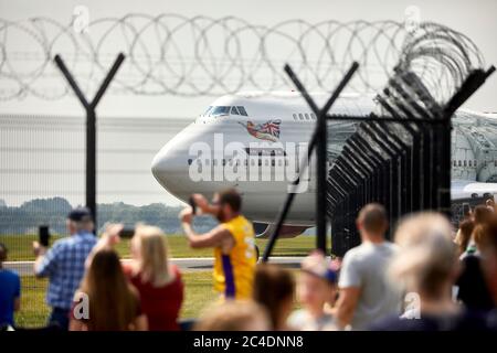 De grandes foules au parc d'observation de l'aviation de l'aéroport de Manchester pour voir Virgin Atlantics 747-400 Flacon dans Star Wars Livery départ pour stockage à long terme. Banque D'Images