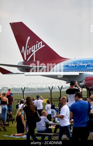 De grandes foules au parc d'observation de l'aviation de l'aéroport de Manchester pour voir Virgin Atlantics 747-400 Flacon dans Star Wars Livery départ pour stockage à long terme. Banque D'Images