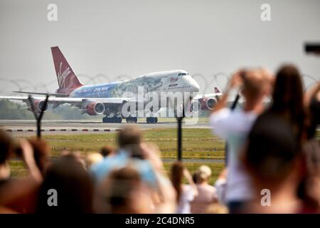 De grandes foules au parc d'observation de l'aviation de l'aéroport de Manchester pour voir Virgin Atlantics 747-400 Flacon dans Star Wars Livery départ pour stockage à long terme. Banque D'Images