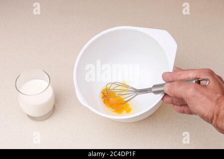 Chef au travail: Comment faire des crêpes traditionnelles. Étape par étape, tutoriel. Banque D'Images
