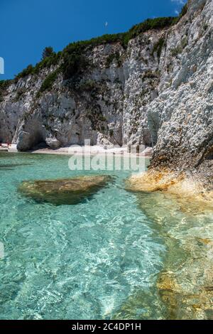 Des rochers étonnants sur les eaux cristallines de l'île d'Elbe, en Italie. Plage de Padulella. Banque D'Images