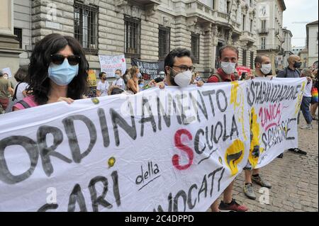 Milan, le 25 juin 2020, des manifestations ont eu lieu dans plus de soixante villes italiennes pour protester contre les décisions du gouvernement de rouvrir les écoles après le blocus dû à l'épidémie de Covid-19 et contre la pénurie de ressources économiques allouées. Les manifestations à Milan, comme ailleurs, ont été suivies par des enseignants, des professeurs, des parents et des étudiants de tous âges. Banque D'Images