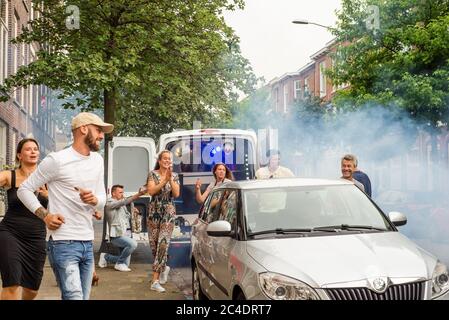 Les Hollandais se sont pris et se sont pris à une fête sociale de distanciation à la Haye Banque D'Images