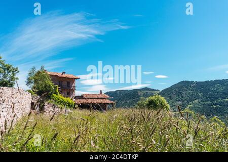 Maison abandonnée dans les montagnes. Maison en pierre avec vue sur les Pyrénées Banque D'Images