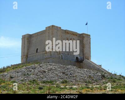 COMINO, MALTE - 27 avril 2014 : Tour Santa Marija, construite par les Chevaliers de l'ordre de Saint Jean, sur les falaises et la mer bleue sur l'île de Comino, Malte. PRI Banque D'Images