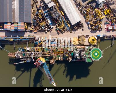 Schiedam, pays-Bas - MARS 2020: Prise de vue aérienne du port avec un navire de grue géant dans le Nieuwe Maas depuis le quai du Voorhaven de Banque D'Images