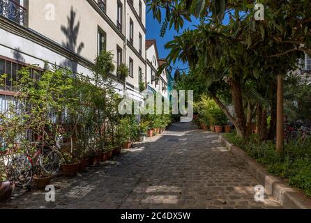 Paris, France - 24 juin 2020 : la rue Figuier avec sa végétation dans le 11ème arrondissement de Paris Banque D'Images