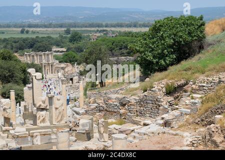 Vue sur la rue Curetes, une des trois rues principales d'Éphèse en Turquie, avec des groupes de touristes et la Bibliothèque de Celsus à l'arrière Banque D'Images