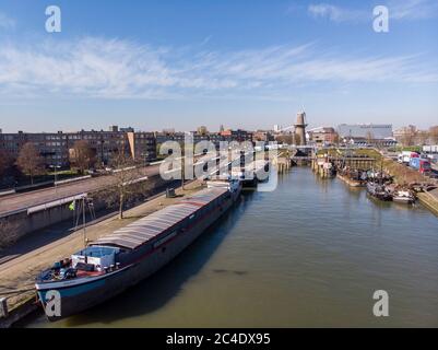 Photo aérienne de la Manche dans la ville de Schiedam près de Rotterdam. Petite ville portuaire dans le nord de la Hollande Banque D'Images