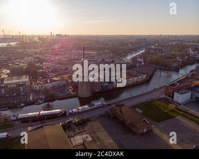 Photo aérienne de la ville de Schiedam près de Rotterdam. Petite ville portuaire dans le nord de la Hollande Banque D'Images