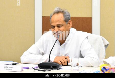 Jaipur, Rajasthan, Inde, 26 juin 2020: Le ministre en chef Ashok Gehlot a présenté des certificats électroniques de la «vie heureuse et harmonieuse» - un atelier en ligne de 5 jours sur l'inclusion des valeurs humaines dans l'éducation technique à l'Université technique de Bikaner, par le biais de la vidéoconférence de Jaipur. Crédit : Sumit Saraswat/Alay Live News Banque D'Images