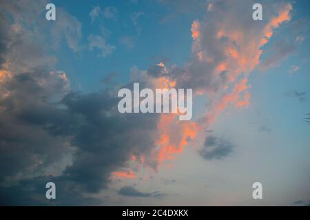 De magnifiques nuages illuminent le coucher du soleil Banque D'Images