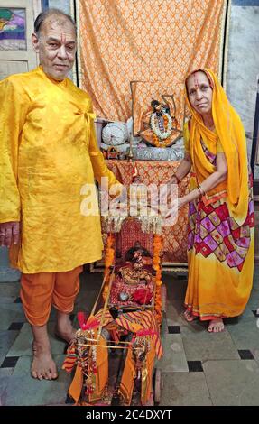 Beawar, Rajasthan, Inde, 23 juin 2020: Le prêtre exécute la puja de Lord Jagannath au temple de Govardhan Nath à l'occasion du Rath Yatra (Chariot Pro Banque D'Images