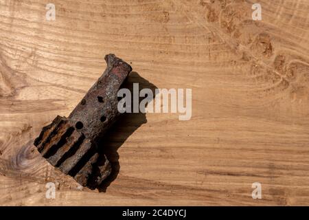 Splinter d'une mine de la période de la Seconde Guerre mondiale sur fond de bois. Mine de mortier rouillé de la Seconde Guerre mondiale. Copier l'espace. Banque D'Images