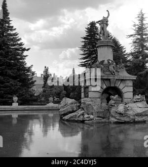 FUENTE DE HERCULES Y ANTEO TAMBIEN LLAMADA PLUS ULTRA- 1808- NEOCLÁSICO- ESCULTURA DE JUAN ADAN/ALVAREZ CUBERO - B/N - AÑOS 60. AUTEUR: ISIDRO GONZALEZ VELAZQUEZ (1765-1840). EMPLACEMENT : PALACIO REAL-JARDIN DEL PARTERRE. ARANJUEZ. MADRID. ESPAGNE. Banque D'Images