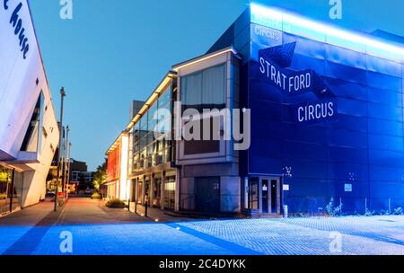 Stratford Circus Arts venue à Night Londres, Royaume-Uni Banque D'Images