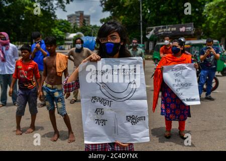 Dhaka, Bangladesh. 25 juin 2020. Un manifestant tient une pancarte tout en portant un masque facial pendant la manifestation.manifestation progressive de l'alliance étudiante demandant la démission de Zahid Maleque, ministre de la Santé et du bien-être familial à l'Université de Dhaka à Dhaka, au Bangladesh. Crédit : SOPA Images Limited/Alamy Live News Banque D'Images