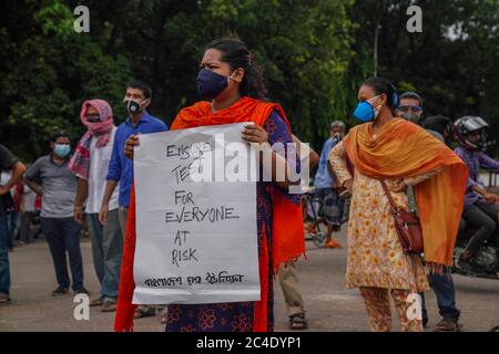 Dhaka, Bangladesh. 24 juin 2020. Un manifestant tient une pancarte tout en portant un masque facial pendant la manifestation.manifestation progressive de l'alliance étudiante demandant la démission de Zahid Maleque, ministre de la Santé et du bien-être familial à l'Université de Dhaka à Dhaka, au Bangladesh. Crédit : SOPA Images Limited/Alamy Live News Banque D'Images