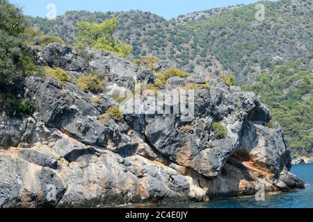Vue sur un affleurement de roche au-dessus de la mer près d'Oludeniz en Turquie Banque D'Images