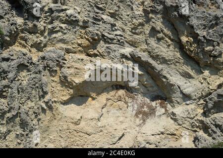 La roche de sable en ruines sur une plage près d'Oludeniz, Turquie, accessible en bateau Banque D'Images