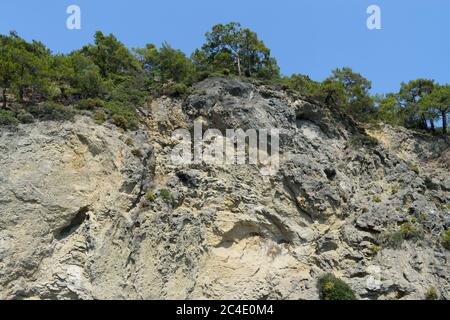 La roche de sable en ruines sur une plage près d'Oludeniz, Turquie, accessible en bateau Banque D'Images