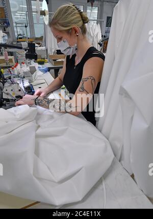 26 juin 2020, Saxe, Schreiersgrün: Couturière Anja Jahnsmüller fabrique des vêtements de protection dans la salle de couture de Seidel Moden. L'industrie saxonne du textile et de l'habillement fait campagne pour que les autorités et les institutions s'appuient de plus en plus sur les produits domestiques et réutilisables en raison de la pandémie de Corona. Photo: Hendrik Schmidt/dpa-Zentralbild/ZB Banque D'Images