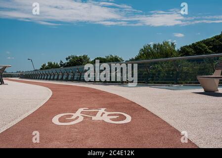 Piste cyclable avec symbole de vélo. Piste cyclable rose avec revêtement acrylique antidérapant sur la passerelle urbaine Banque D'Images