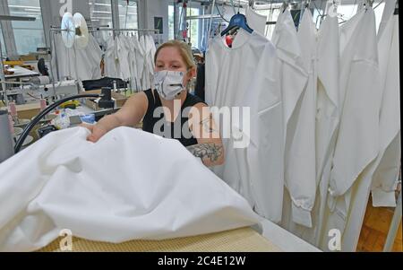 26 juin 2020, Saxe, Schreiersgrün: Couturière Anja Jahnsmüller fabrique des vêtements de protection dans la salle de couture de Seidel Moden. L'industrie saxonne du textile et de l'habillement fait campagne pour que les autorités et les institutions s'appuient de plus en plus sur les produits domestiques et réutilisables en raison de la pandémie de Corona. Photo: Hendrik Schmidt/dpa-Zentralbild/ZB Banque D'Images