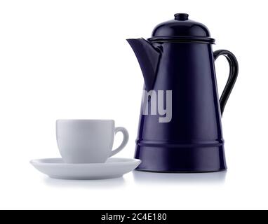 Cafetière bleu émaillé de style rétro, tasse à expresso blanc et soucoupe remplie de café expresso doux, isolée sur blanc avec une légère ombre portée Banque D'Images