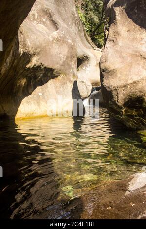 Une piscine abritée remplie d'eau de montagne claire, dans le cours supérieur de la rivière Tugela dans les montagnes du Drakensberg, en Afrique du Sud Banque D'Images