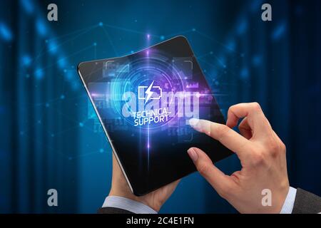 Businessman holding a smartphone pliable avec l'industrie 4.0 Inscription, nouvelle technologie SUPPORT TECHNIQUE concept