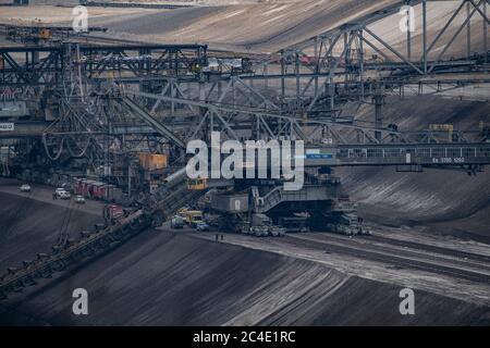 26 juin 2020, Brandebourg, Jänschwalde : dans la mine d'opencast de Jänschwalde (Brandebourg), des opposants au charbon ont occupé une pelle hydraulique et des affiches non laminées. Les opposants au charbon ont manifesté vendredi avec des manifestations dans des fosses ouvertes de charbon brun dans le Brandebourg et la Rhénanie-du-Nord-Westphalie. Photo: Paul Zinken/dpa Banque D'Images