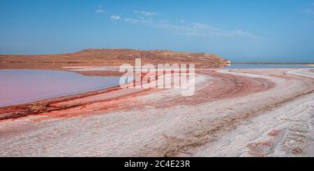 Saumure et sel d'un lac rose Koyash coloré par des microalgues Dunaliella salina, célèbre pour ses propriétés antioxydantes, enrichissant l'eau par le bêta-carotène Banque D'Images