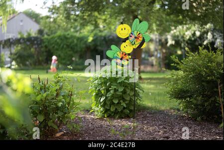 Gros plan d'une turbine à vent d'abeille pour enfants un parc Banque D'Images