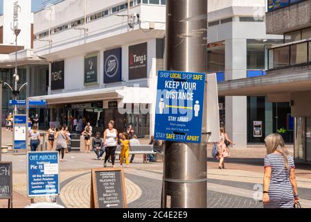 Un signe de distance sociale dans la zone commerçante de High Street à Southend on Sea, Essex, Royaume-Uni, pendant le confinement du coronavirus COVID-19. Acheteurs. Personnes Banque D'Images