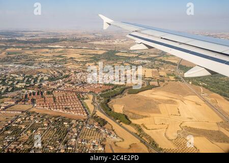 En regardant par la fenêtre de l'avion pendant le vol. L'aile sur le bleu du ciel et l'espace urbain .Copier. Banque D'Images