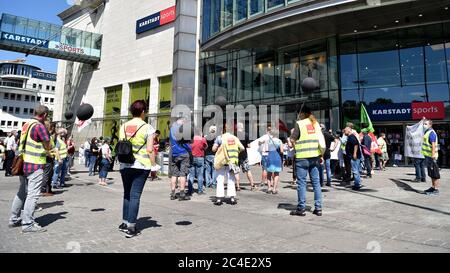 26 juin 2020, Rhénanie-du-Nord-Westphalie, Dortmund : les comités d'entreprise de Galeria Karstadt Kaufhof et Karstadt Sports présentent la boutique Karstadt Sports dans le centre-ville. Le groupe de grands magasins en difficulté avait annoncé la fermeture de 62 de ses 172 grands magasins la semaine dernière. Le siège social de la société à Essen et la ville de Dortmund ont été particulièrement touchés. Dans les deux villes, les deux autres grands magasins doivent être fermés. Photo : Caroline Seidel/dpa Banque D'Images