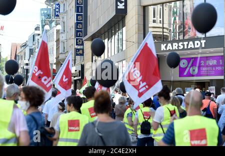 26 juin 2020, Rhénanie-du-Nord-Westphalie, Dortmund : les membres du comité d'entreprise de Galeria Karstadt Kaufhof et Karstadt Sports manifestent devant l'un des deux magasins du centre-ville. Le groupe de grands magasins en difficulté avait annoncé la fermeture de 62 de ses 172 grands magasins la semaine dernière. Le siège social de la société à Essen et la ville de Dortmund sont particulièrement touchés. Dans les deux villes, les deux autres grands magasins doivent être fermés. Photo : Caroline Seidel/dpa Banque D'Images