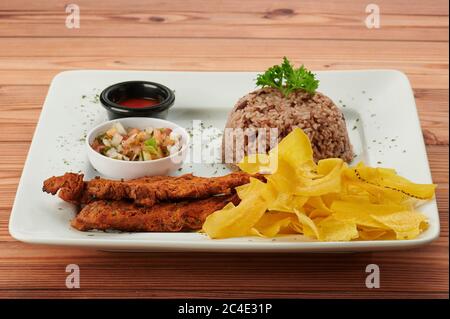 Assiette traditionnelle nicaraguayenne gallo pinto alimentaire sur table en bois Banque D'Images