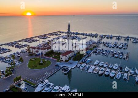 Grosse Pointe Shores, Michigan - le yacht club de grosse Pointe sur le lac Sainte-Claire, au lever du soleil. Banque D'Images