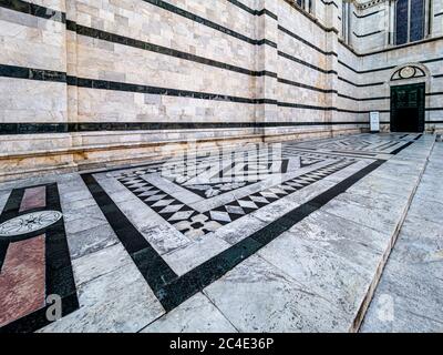 Pavé en marbre orné à l'extérieur de la cathédrale de Sienne. Sienne. Italie Banque D'Images