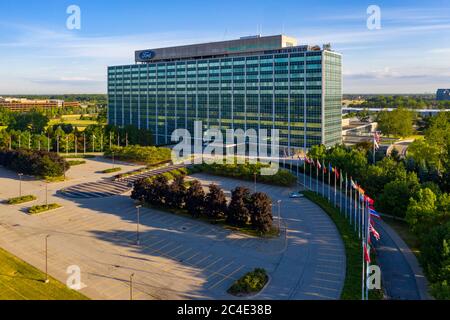 Dearborn, Michigan - le siège mondial de Ford, officiellement le Centre mondial Henry Ford II mais appelé communément la Glass House. Banque D'Images