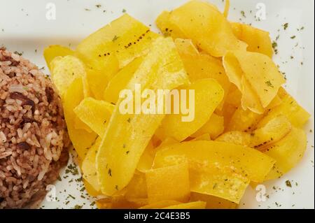 Plantain frit sur l'assiette avec gros plan sur le pinto gallo Banque D'Images